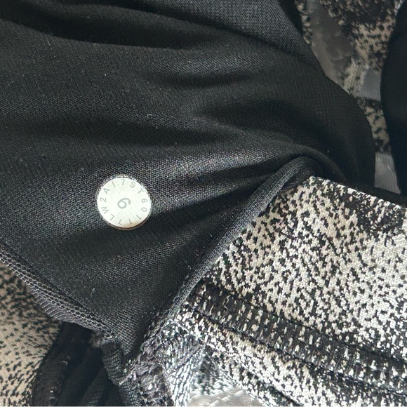 EUC-Lululemon/Energy Bra/Sports/Yoga/B-C Cups/Gray Black/Women 6/Medium Support - Picture 9 of 9